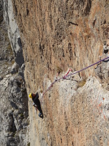 Asier escalando en la bavaresa del 2.do largo (7a+)